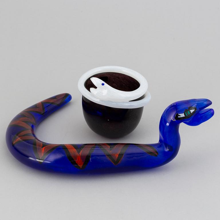 Ulrica Hydman-Vallien, skål samt skulptur, glas. Kosta Boda Ateljé.