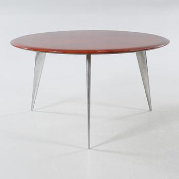 A dining table and four chairs by Philippe Starck for Driade/Aleph, fourth quarter of the 20th century.