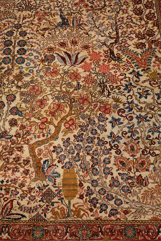 A carpet, a semi-antique Tabriz, ca 297,5 x 224 cm.