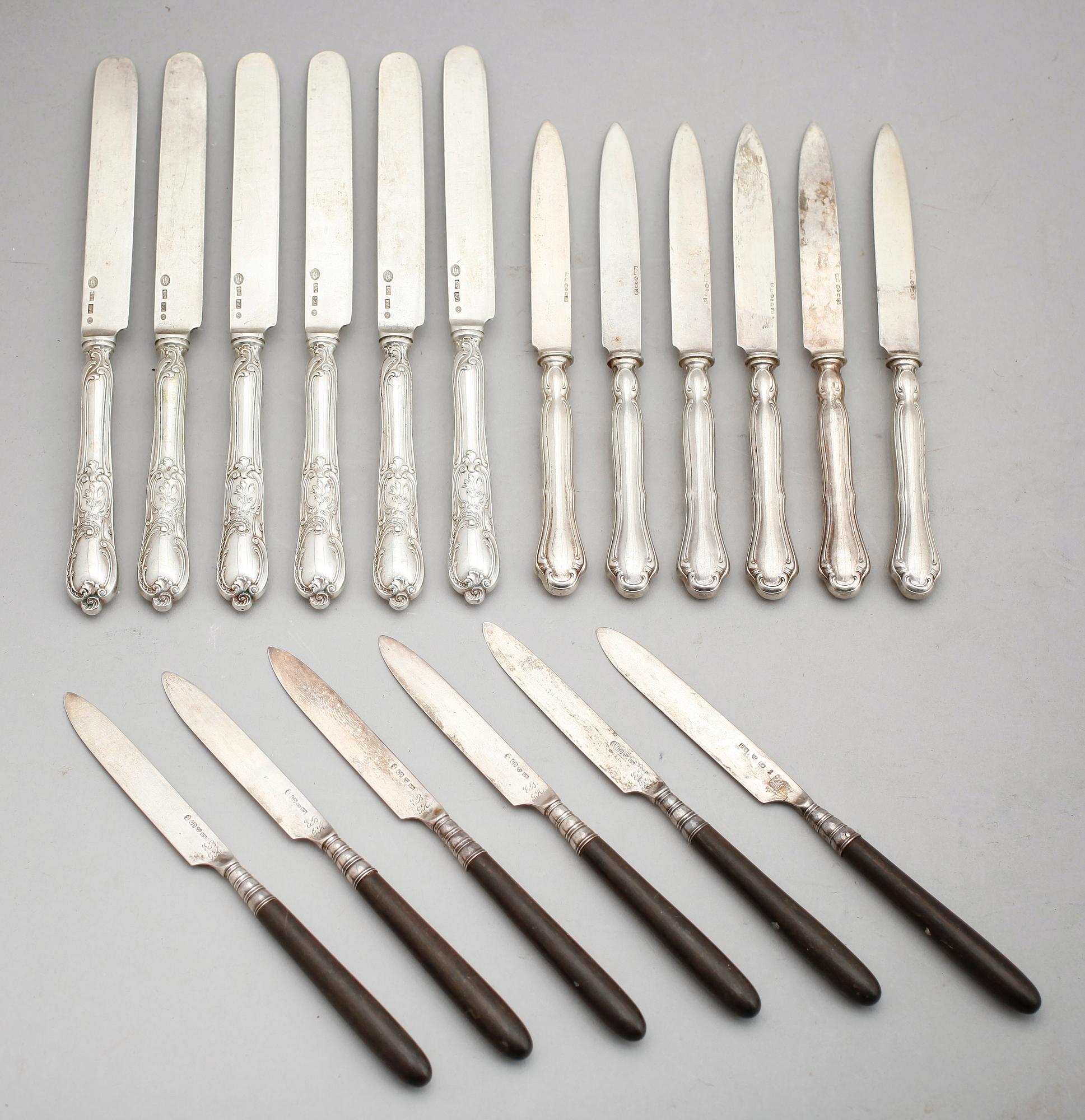 FRUKTKNIVAR, 18 st (6+6+6), silver, olika åldrar och modeller. Vikt med träskaft ca 496 g.