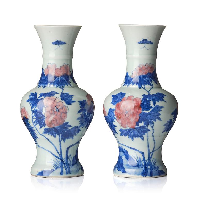 Vaser, ett par, porslin. Qingdynastin, 1800-tal.