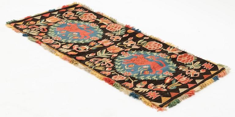 A cushion, 'Red Lion' (Rött Lejon), tapestry weave, ca 100 x 47 cm, southwestern Scania, first part of the 19th century.