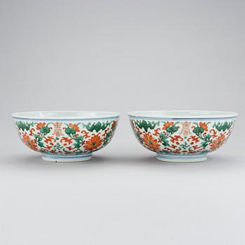 SKÅLAR, ett par, porslin. Qingdynastin, 1800-tal med Jiaqings sigillmärke.