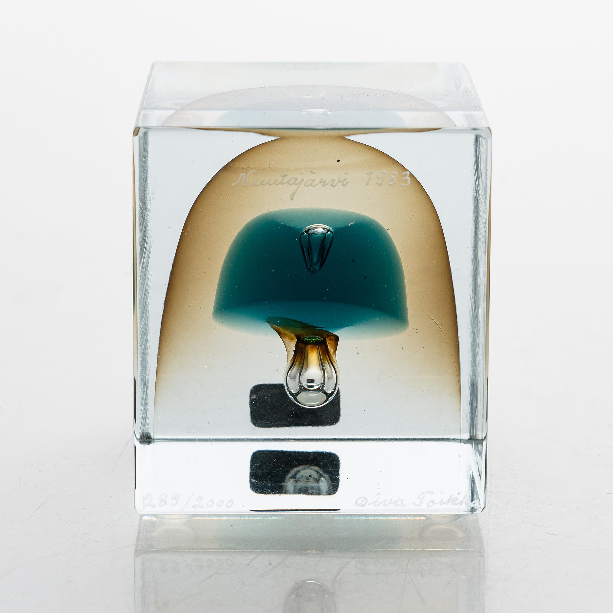 Oiva Toikka, An annual glass cube, signed Oiva Toikka 289/2000, Nuutajärvi 1983.