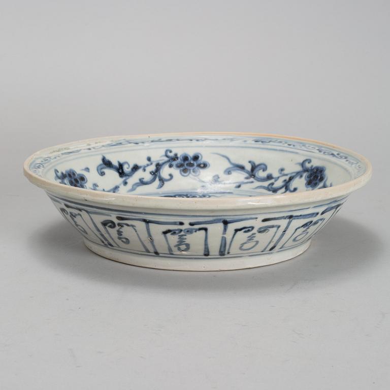 A blue and white dish, Vietnam, 16Y/17th Century.