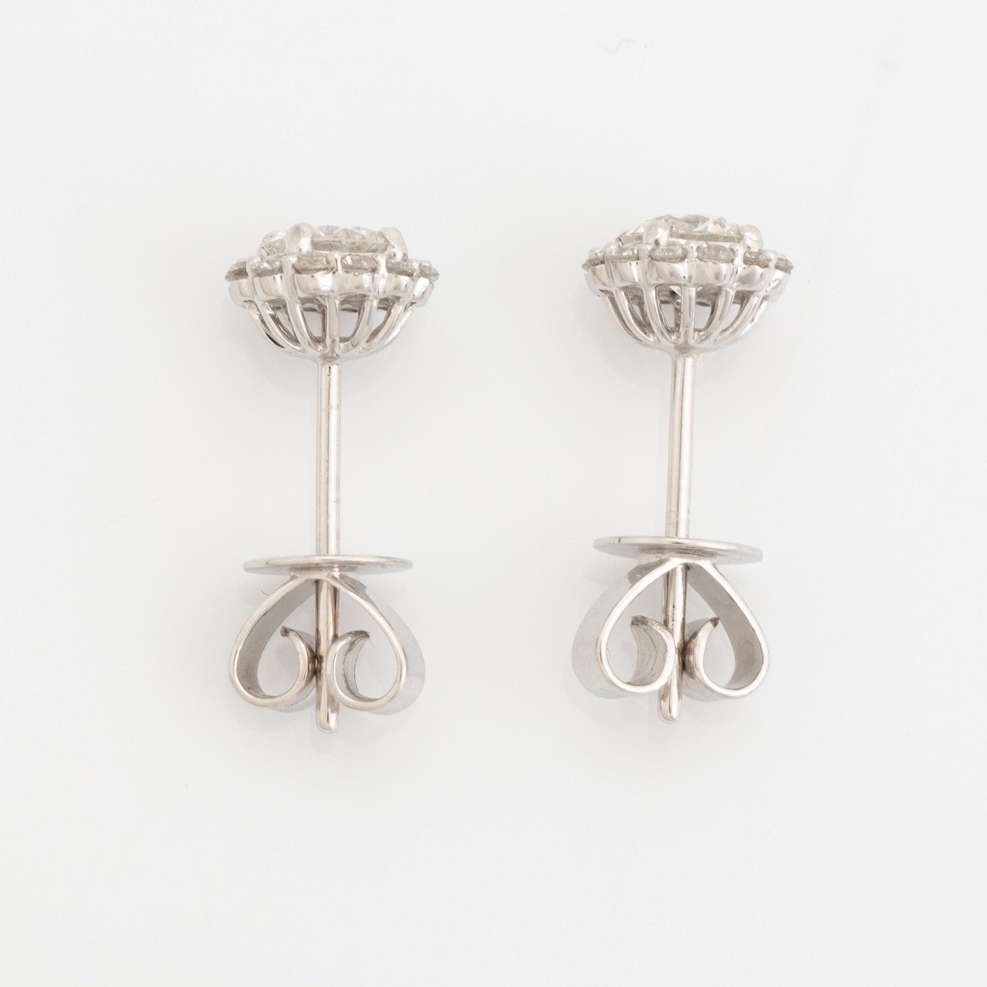 Örhängen med briljantslipade diamanter, totalt ca 0,82 ct.