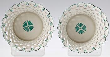 GALLERSKÅLAR, ett par, flintgods. Gustafsberg sekelskiftet 1900.