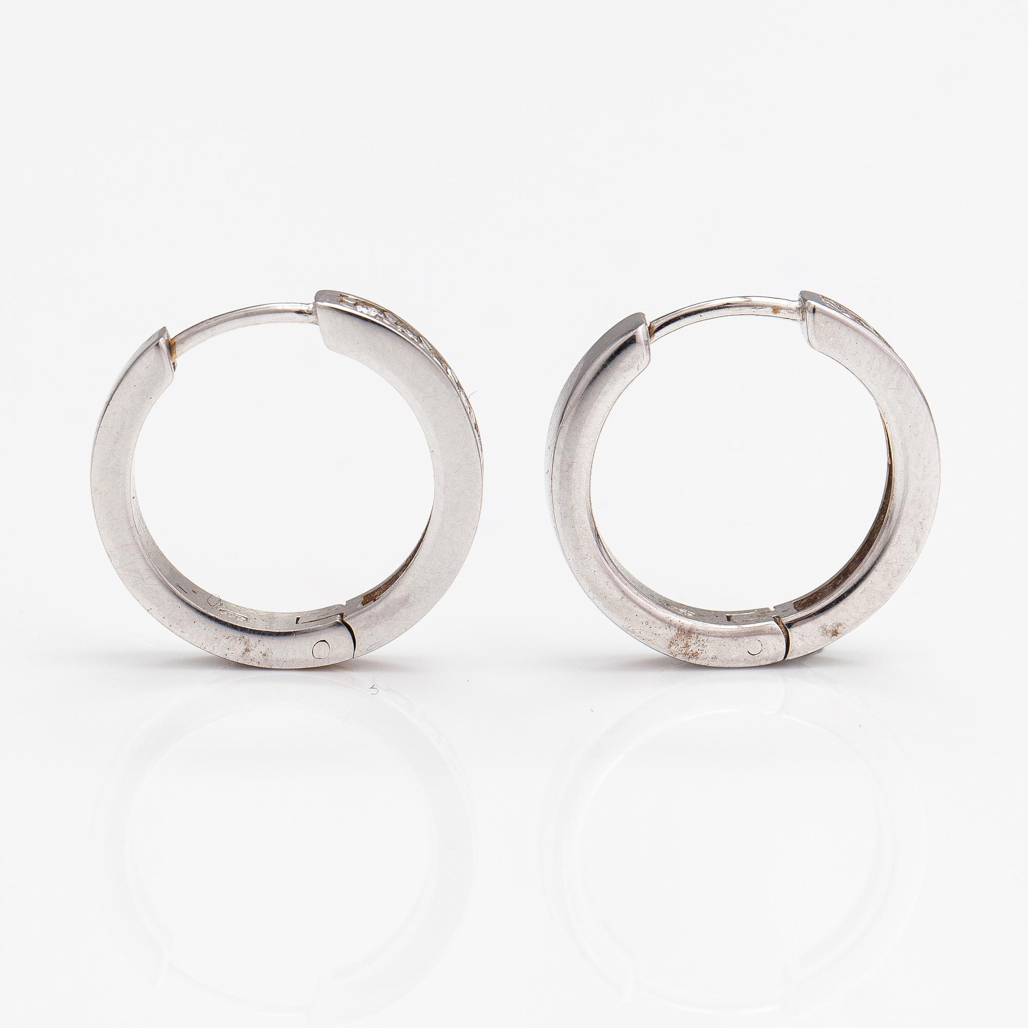 A pair of 14K white gold earrings with diamonds ca. 0.40 ct in total.