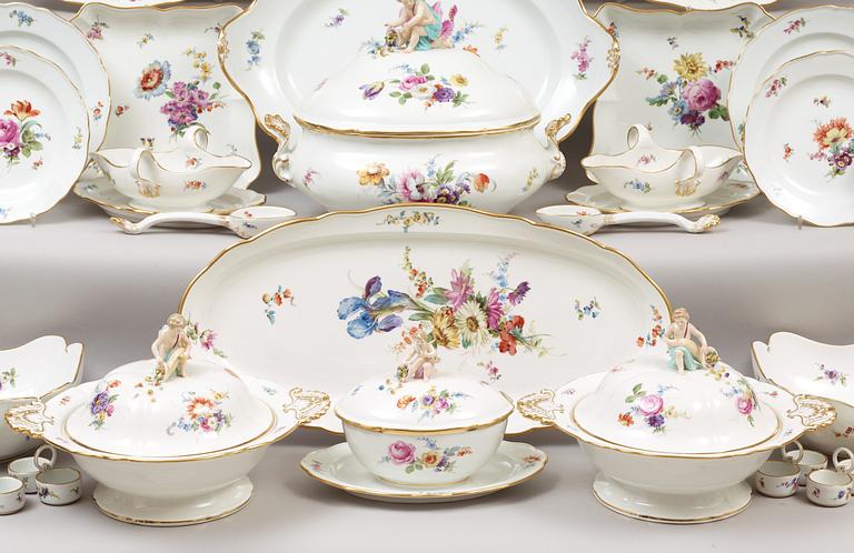 An extensive Meissen dinner service, ca 1900.