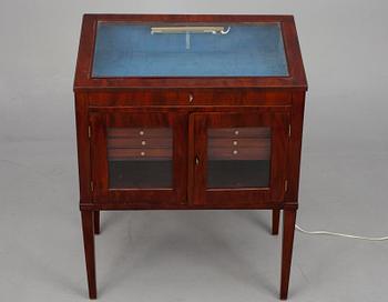 SAMLINGS- / SMYCKESVITRIN, mahogny, sengustaviansk stil, 1800-tal.