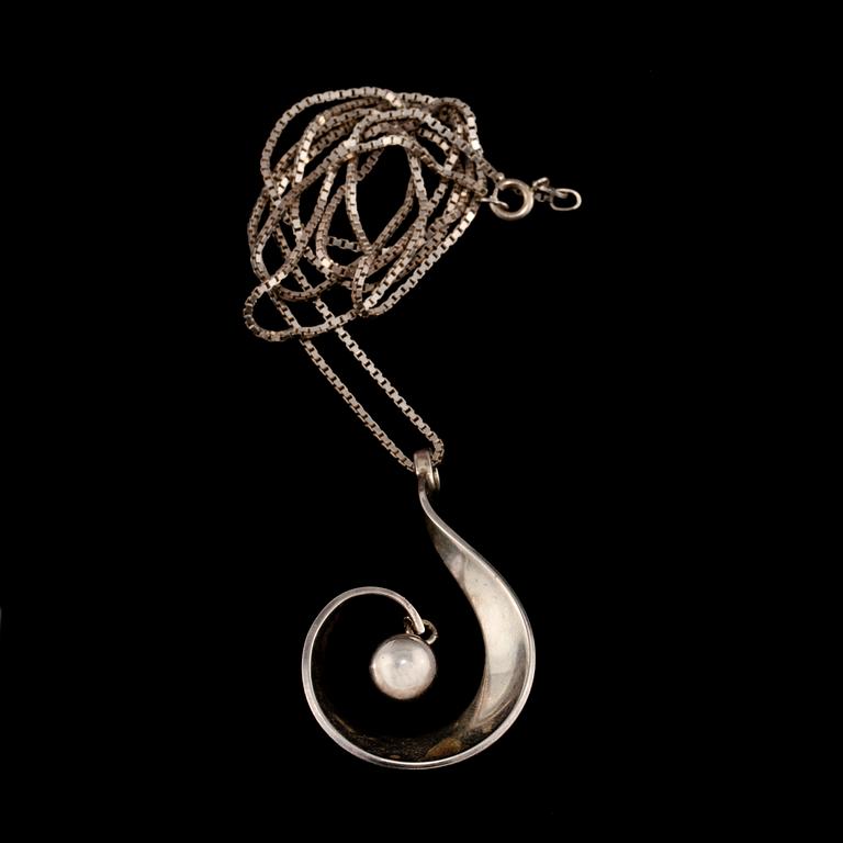 HÄNGE, sterlingsilver, Karl-Erik Palmberg för Alton, Falköping, 1975. Vikt 15 g.