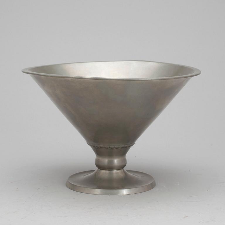 KANDELABRAR, ett par, samt SKÅL, tenn, Edvin Ollers, 1928 samt 1930.