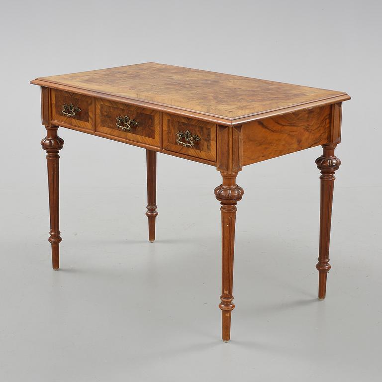 DAMSKRIVBORD, nyrenässans. 1800-talets slut.