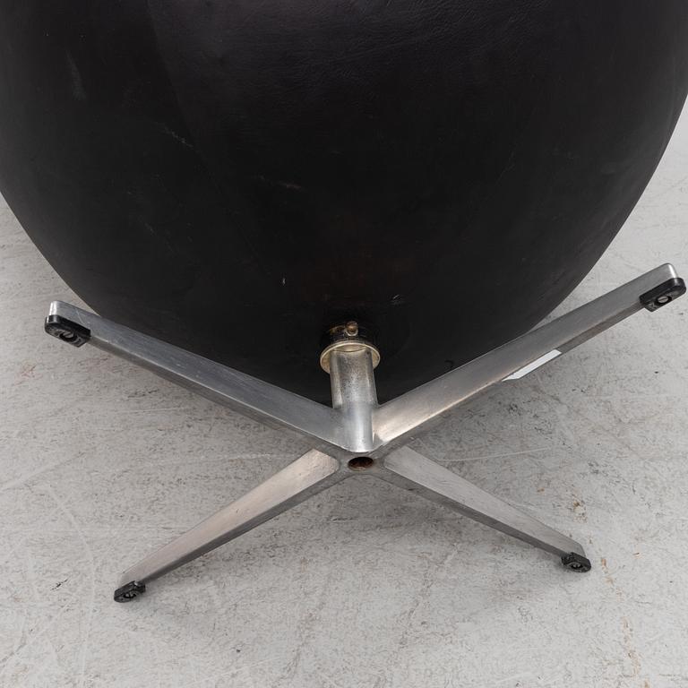 Arne Jacobsen, fåtölj, "Ägget/The Egg Chair",  Fritz Hansen, Danmark 1971.