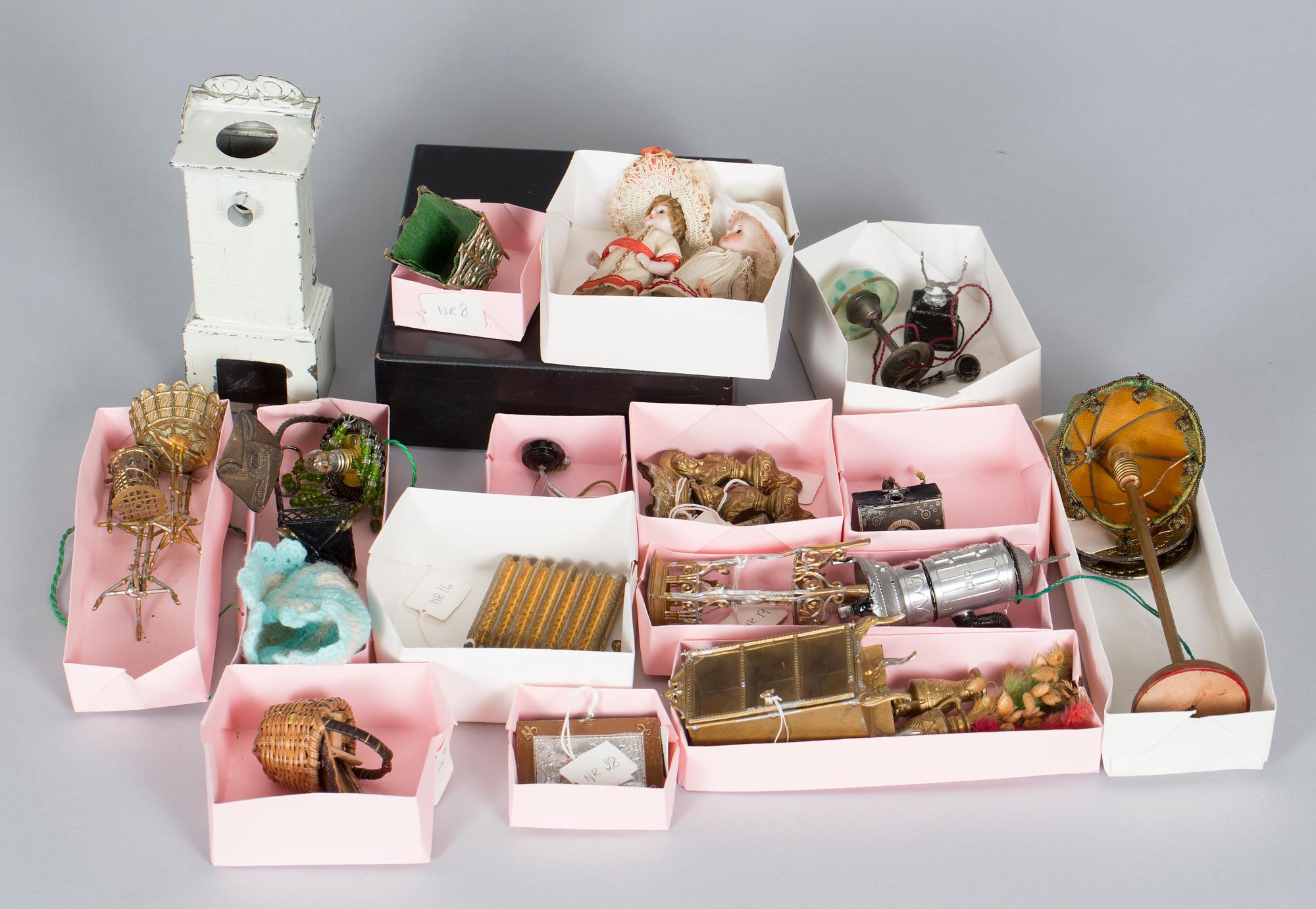 PARTI DOCKSKÅPSFÖREMÅL, troligen mestadels Tyskland, 1800/1900-tal.