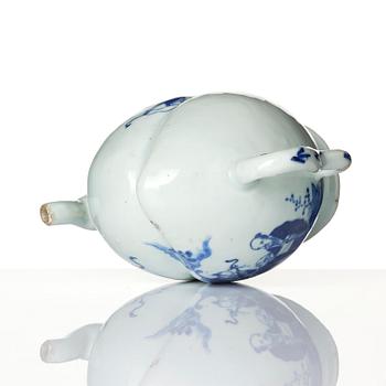 A blue and white cadogan 'immortals' tea pot, Qing dynasty, 19th century.