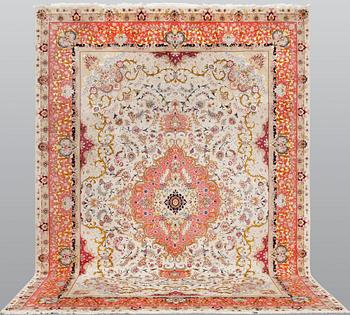Matta, Täbris, part silk, s.k. 50 Radj, ca 343 x 250 cm.