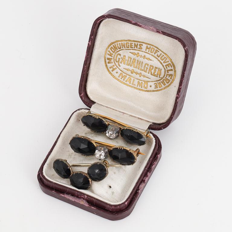 BROSCHER, 3 små silver med svart material förmodligen gagat och diamantimitation.