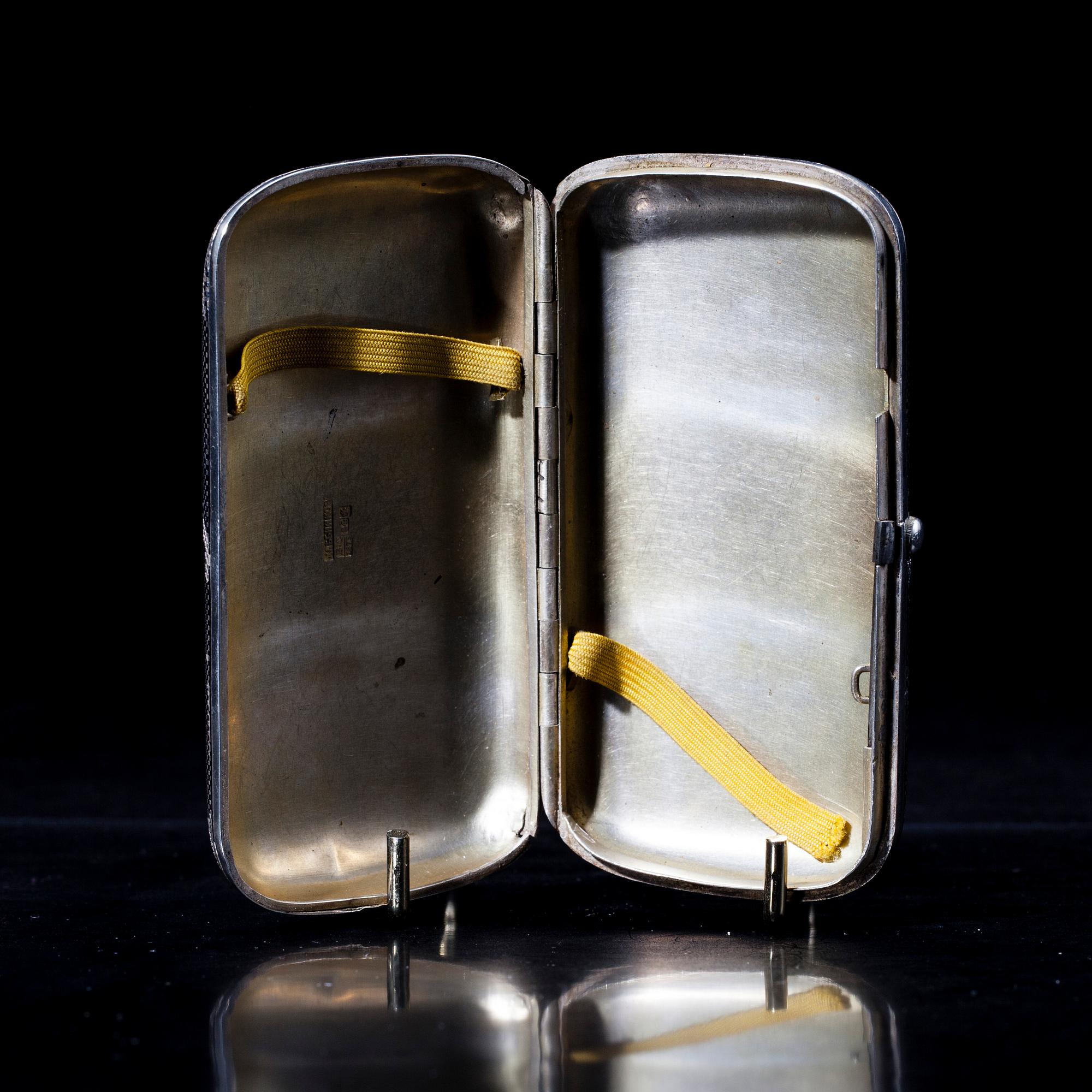 CIGARRETUI, silver, Hlebnikov (Хлъбниковь), S:t Petersburg Ryssland 1873. Vikt  120 g.