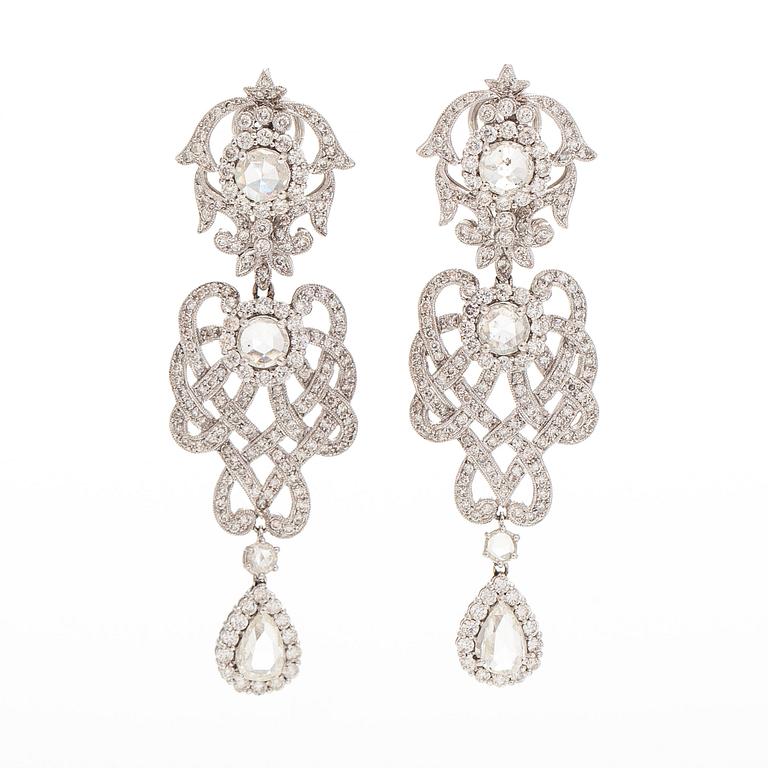 Örhängen, 18K vitguld samt briljant- och rosenslipade diamanter.