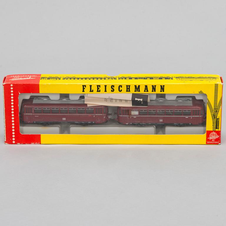 Pienoisrautatie tarvikkeineen, 6 veturia ja 22 vaunua, Fleischmann ym. 1960-luku.