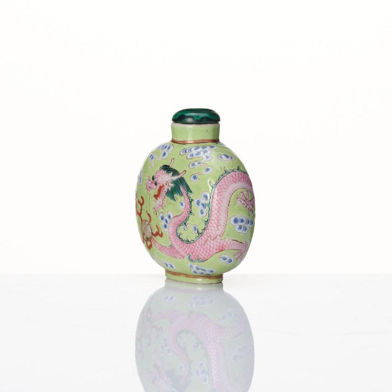 A 'four clawed dragon' snuff bottle, Qing dynasty with seal mark in red.