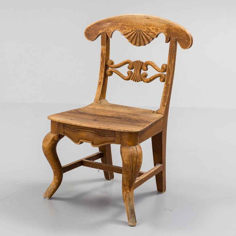 a wooden childrens chair from the 19th century.