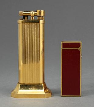 CIGARETTÄNDARE, 2 st, båda märkta Dunhill, England respektive Schweiz, 1900-talets första hälft.