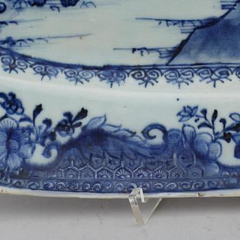 A large blue and white serving dish, Qing dynasty, Qianlong (1736-95).