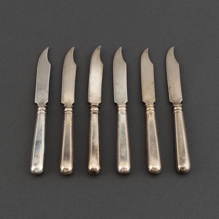 K. Fabergé, frukt-/ostknivar, 6 st, silver. Hovleverantörsmärke. Moskva, tidigt 1900-tal.