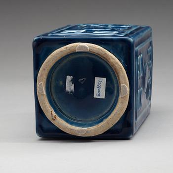 A blue rectangular vase, late Qing dynasty, circa 1900.