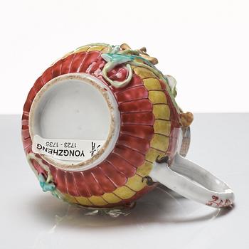 Kanna med lock samt kopp med fat, kompaniporslin. Qingdynastin, Qianlong (1736-95).