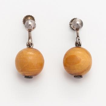 Kaija Aarikka, A necklace, a paid of earrings and a brooch made of silver and wood. Finland.