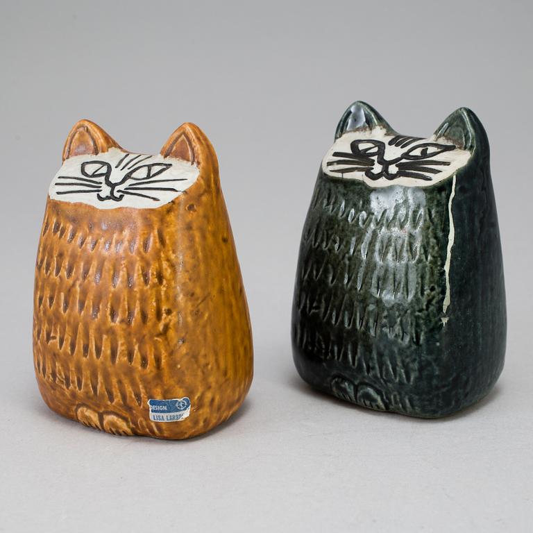 LISA LARSON, 2 st figuriner i stengods, Gustavsberg. "Liten katt, specialupplaga". I produktion 1965.