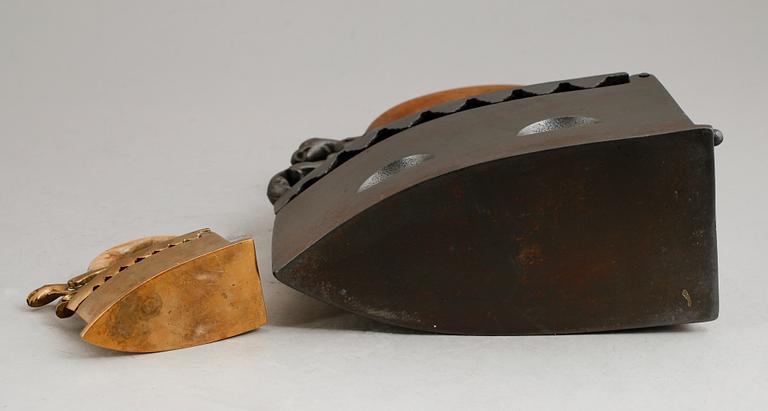 LODSTRYKJÄRN, 2 st, smide och mässing, 1700-/1800-tal.