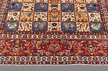 An Isfahan carpet, approx. 284 x 235 cm.