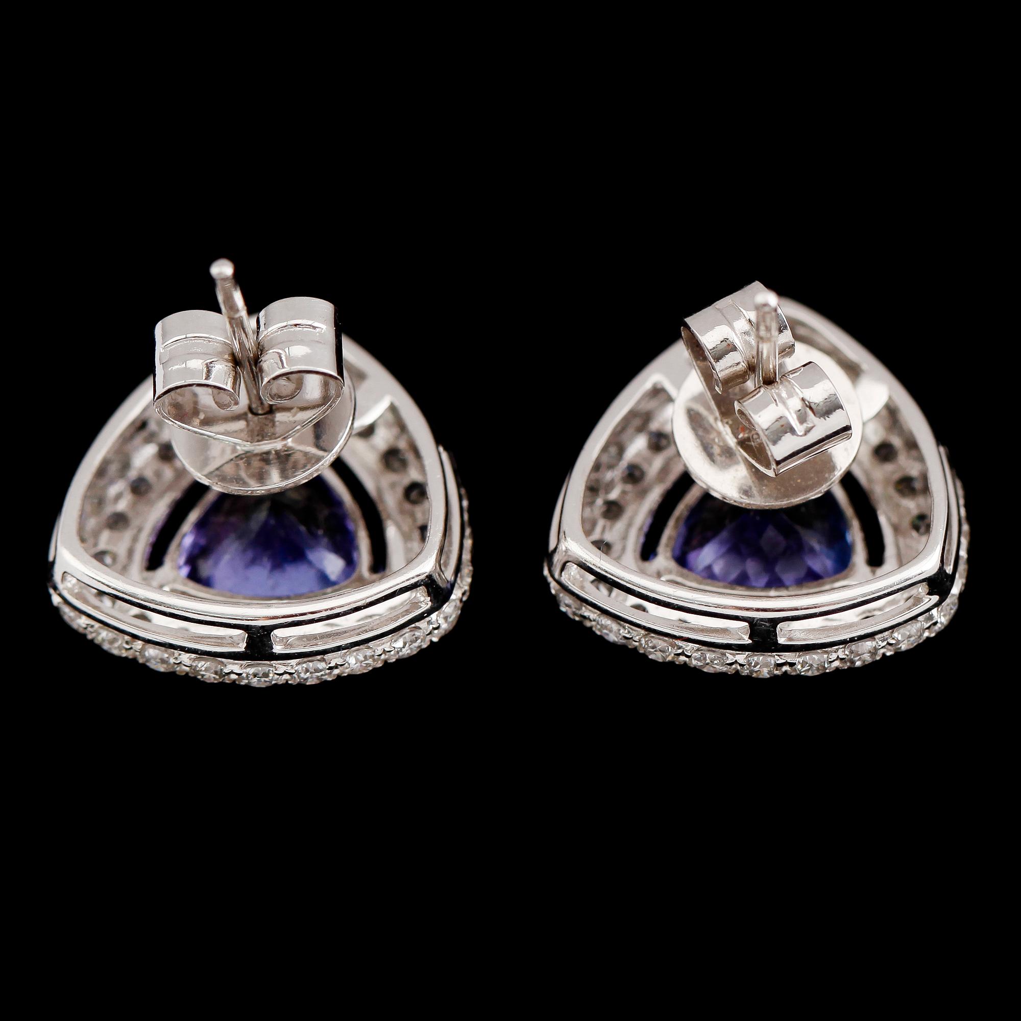 ÖRHÄNGEN, 1 par, 18 k vitguld, blå tanzaniter tot ca 3.90 ct, briljantslipade diamanter tot ca 1.44 ct.