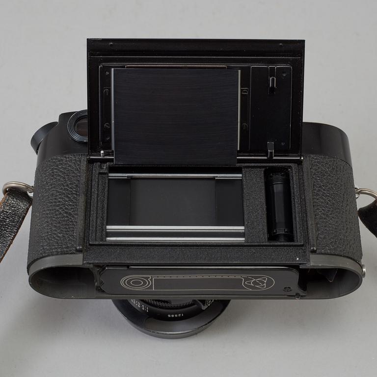 A black body Leica M4 no 1247719 from 1969-70 from Weitzlar with Summicron 1:2 / 35 and a Leica- Meter.