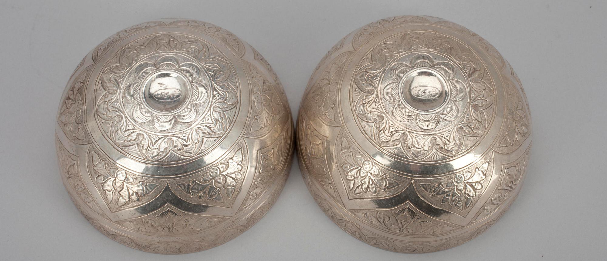 SKÅLAR, 2 st, orientaliska stämplar, vikt tot. 204,5 g.