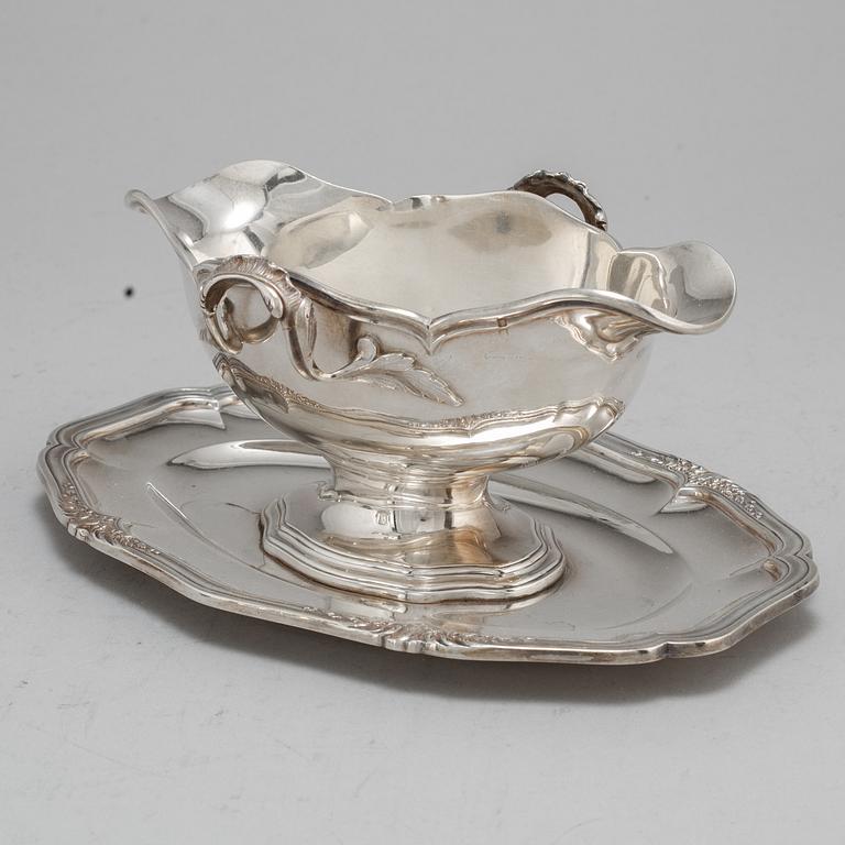 Såsskål på fat, silver 950/1000, icke identifierad mästarstämpel, troligen Paris efter 1838. Louis XV-stil.