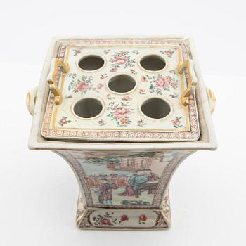 Tulip vase with insert, company porcelain. Qing dynasty, Qianlong (1736-95).