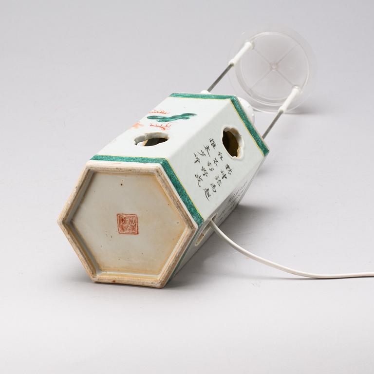 BORDSLAMPA, porslin Kina. 1800/1900-tal.