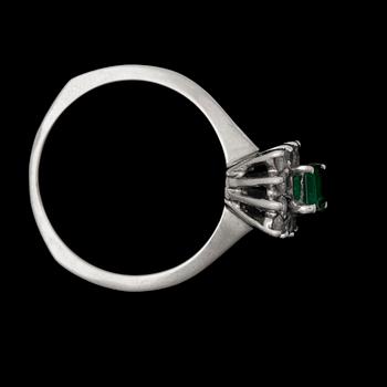 RING, 14k vitguld med smaragd ca6x4mm och diamanter. 2000-tal. Vikt 3,3g.