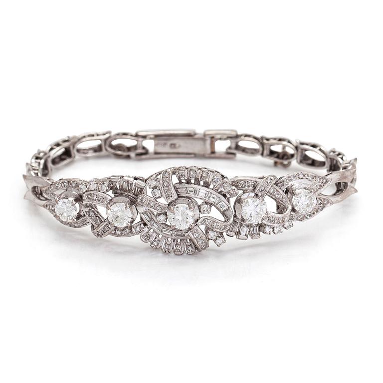 An 18K white gold bracelet with brilliant-, single- and baguette-cut diamonds.