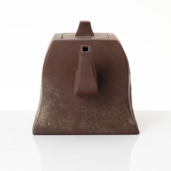 A Chinese square yixing teapot, early 20th century.