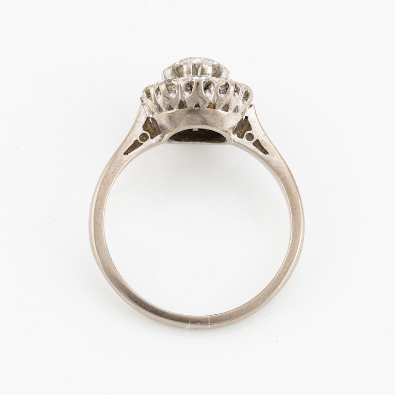 Ring, carmine ring, 18K white gold with brilliant-cut diamonds.