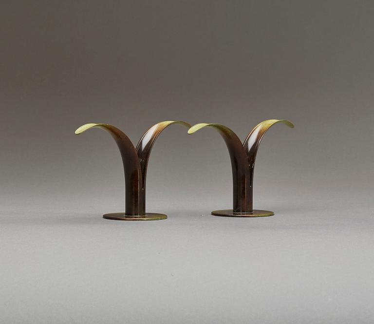 LJUSSTAKAR, ett par, grönpatinerad brons, Ystad-Metall, "Liljan", Ivar Ålenius Björk.