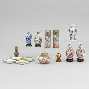 A group of Chinese miniature objects, 19th/20th century, 14 pieces.