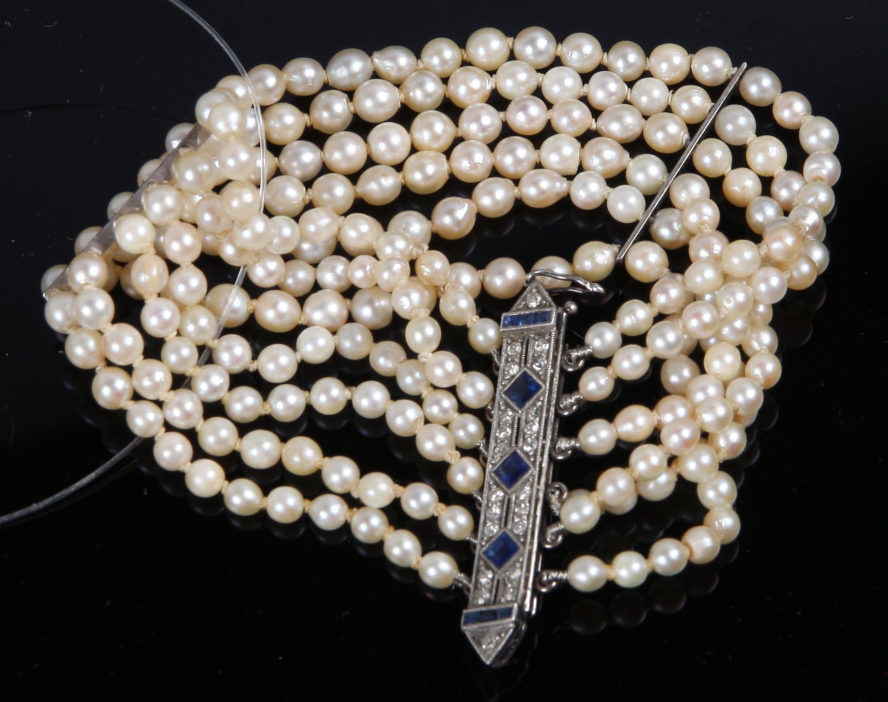 ARMBAND, odlade pärlor med lås i 18k vitguld samt 22 briljantslipade blåsafirer.
