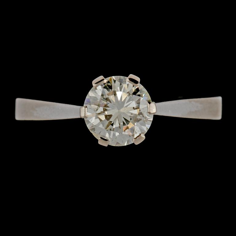 RING, 18k vitguld med briljantslipad diamant, 0.88 ct, Åkes Guldsmide, Göteborg, 1972. Vikt 3 g.